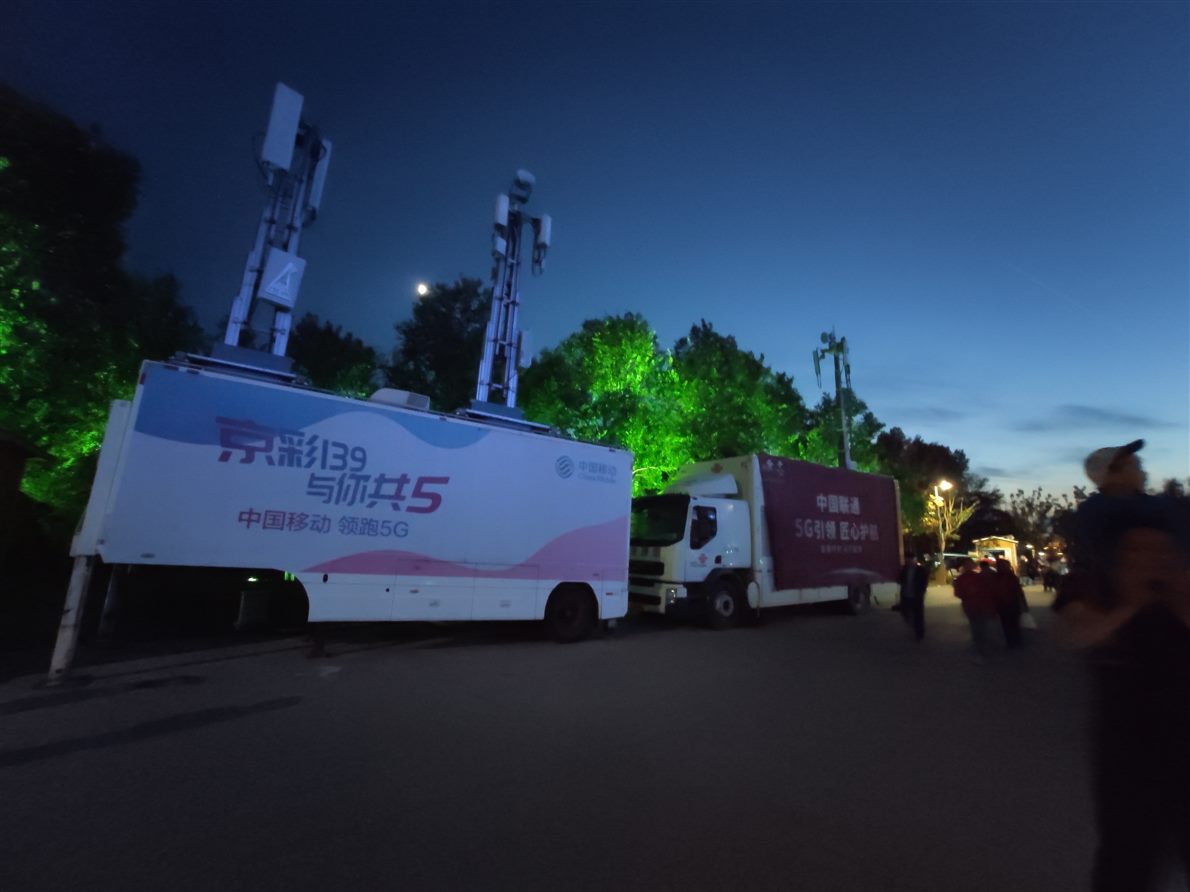 China Mobile and China Unicom mobile 5G base station trucks at the 2019 expo