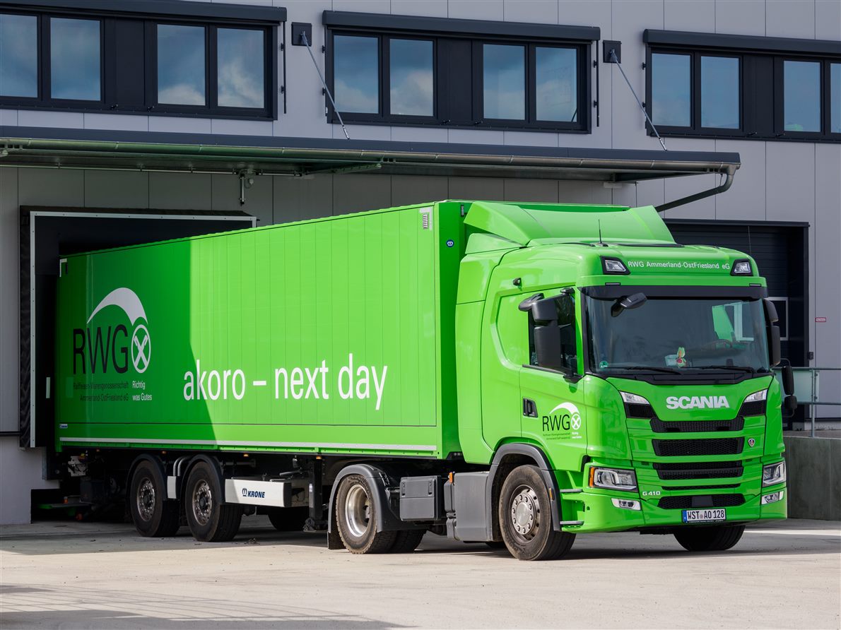 Green Scania G410 box-body articulated lorry