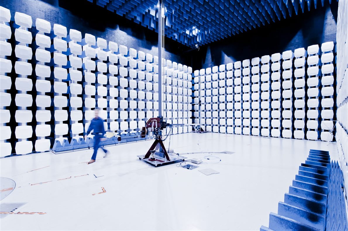 Absorber-lined EMC test chamber with antenna mast and cone-covered walls